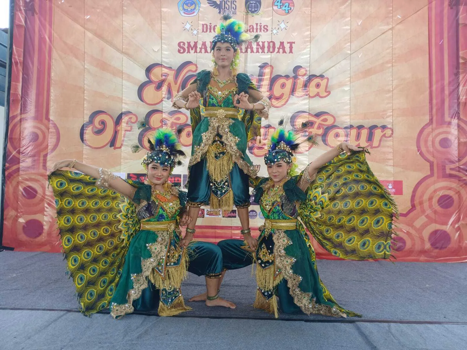 Juara III tari tradisional kelompok DIesnatalis SMAN 1 Kandat