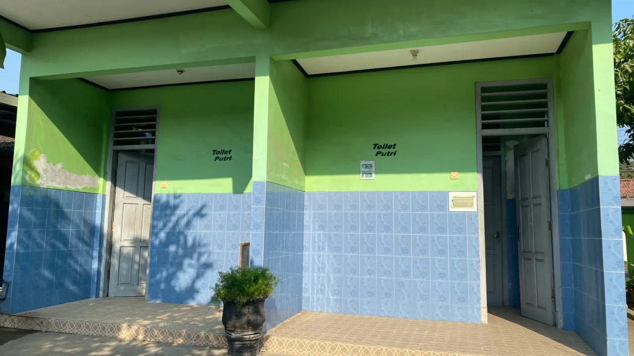 Toilet Siswa dan Guru Berstandar Sanitasi