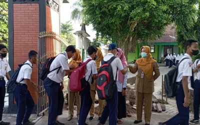 Pembiasaan 5S (senyum, sapa, salam, sopan dan santun)