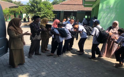 Sekolah Berbudaya Religi : Program Pondok Pesantren Semalam