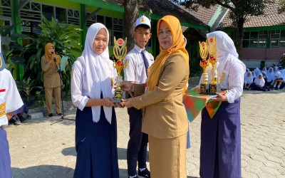 Pemberian Piala kepada Peserta Lomba Baris Kecamatan dan Pemenang Lomba Kebersihan Kelas di SMPN 1 Ringinrejo
