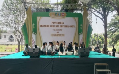 HADRAH SMPN 1 RINGINREJO TAMPIL DALAM ACARA PEMBERIAN BISYAROH GURU DAN BEASISWA GNOTA OLEH BUPATI KEDIRI