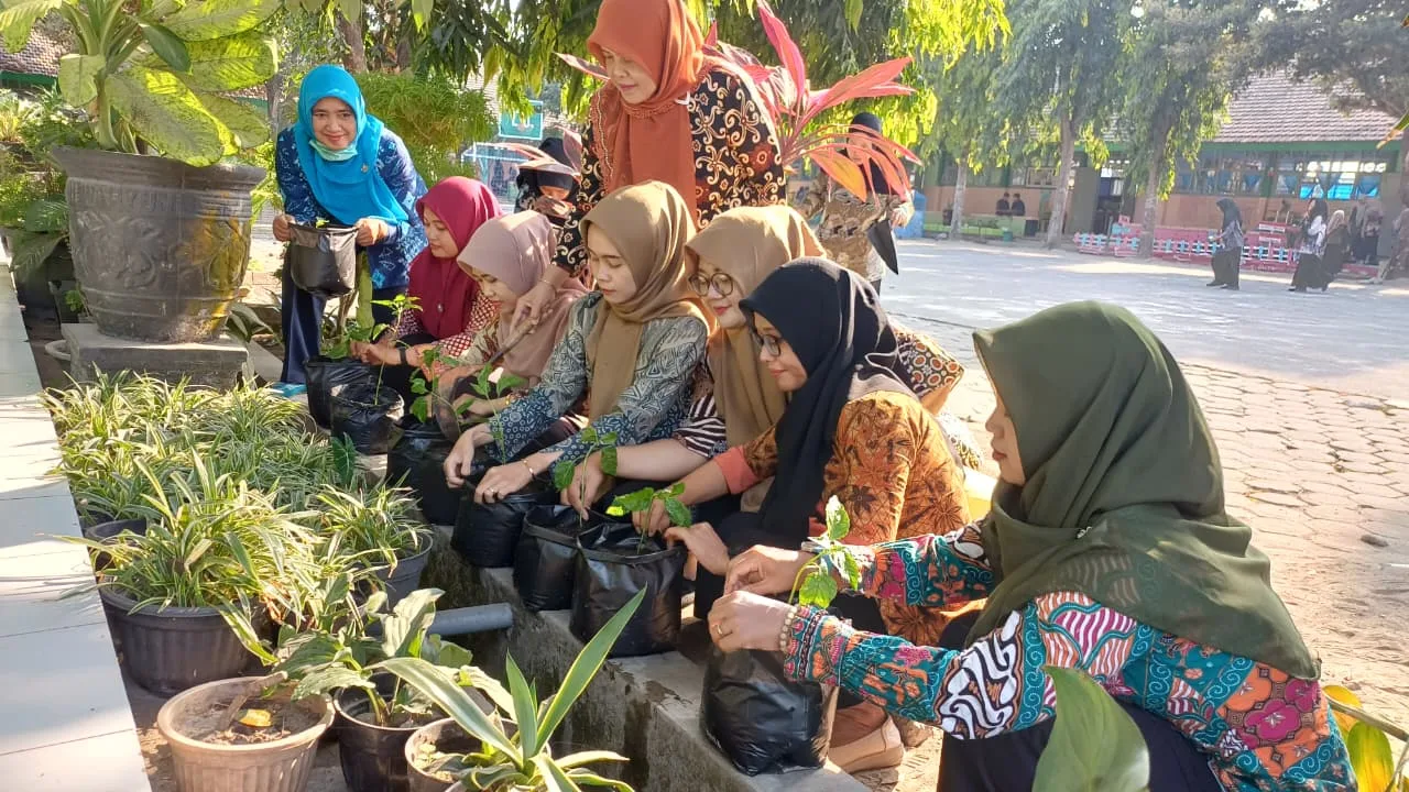 SMPN 1 Ringinrejo Laksanakan Penanaman Tanaman Pangan untuk Mendukung Ketahanan Pangan