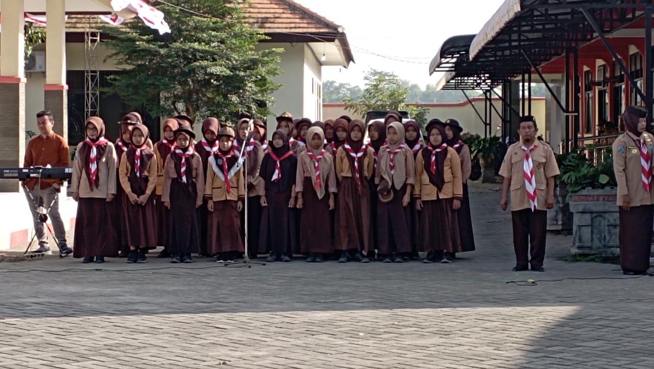 SMPN 1 Ringinrejo mengikutin apel pagi dalam rangka Memperingati HUT PRAMUKA yang ke 62 di Kecamatan Ringinrejo