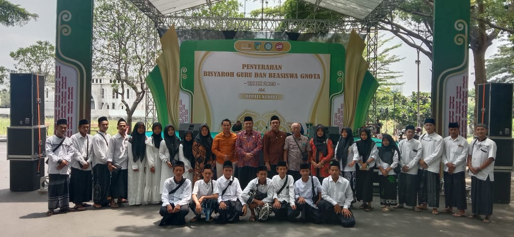 Hadrah cahaya esturi mendapatkan kepercayaan menjadi pengisi acara Penyerahan Bisyaroh dan Beasiswa GNOTA oleh Mas Bupati Kediri