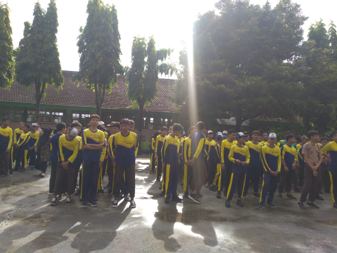 KEGIATAN JUMAT BUGAR, JUMAT BERSIH DAN JUMAT DOA  SMPN 1 RINGINREJO