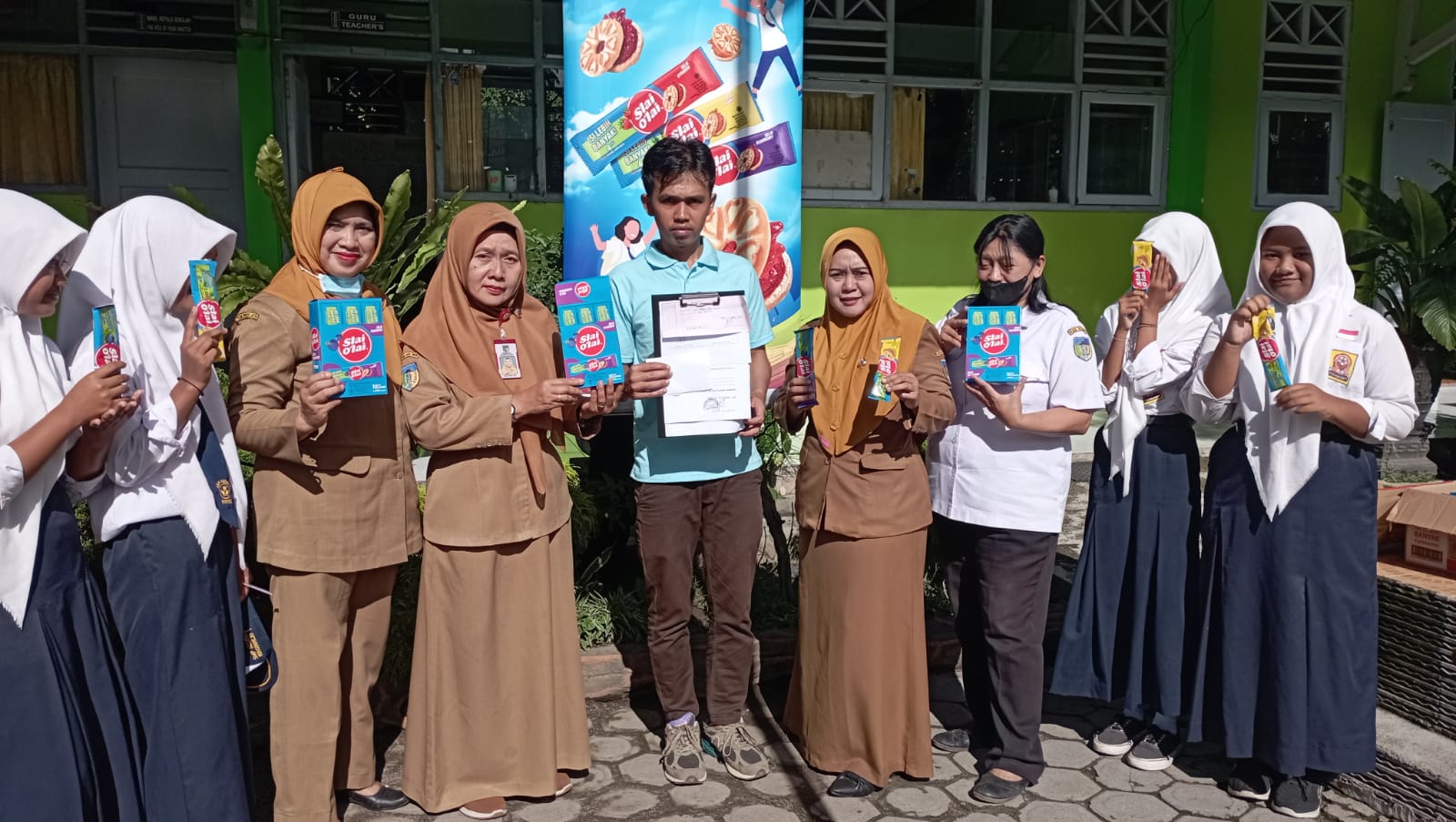 Membangun Jembatan Kegembiraan: Slai Olai dan SMPN 1 Ringinrejo