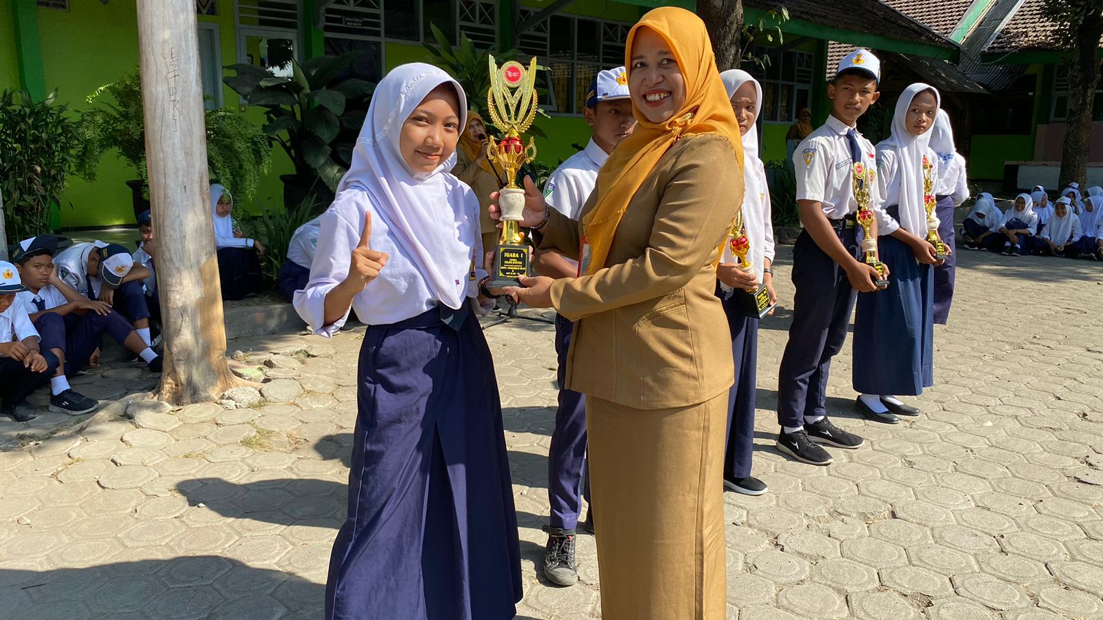Pemberian Piala kepada Peserta Lomba Baris Kecamatan dan Pemenang Lomba Kebersihan Kelas di SMPN 1 Ringinrejo