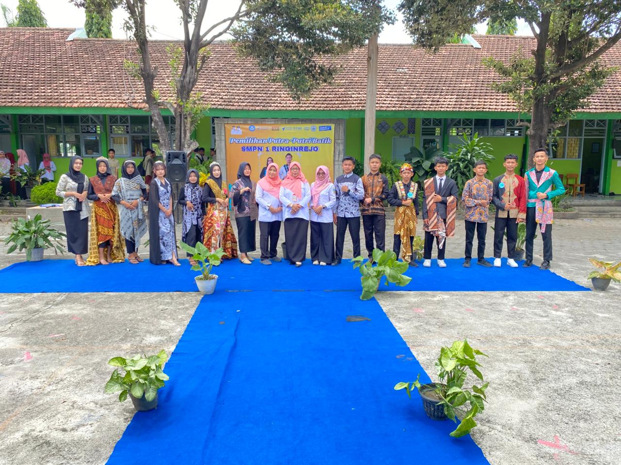 Lomba Fashion Show Batik dalam Rangka Memperingati Hari Batik Nasional 2024
