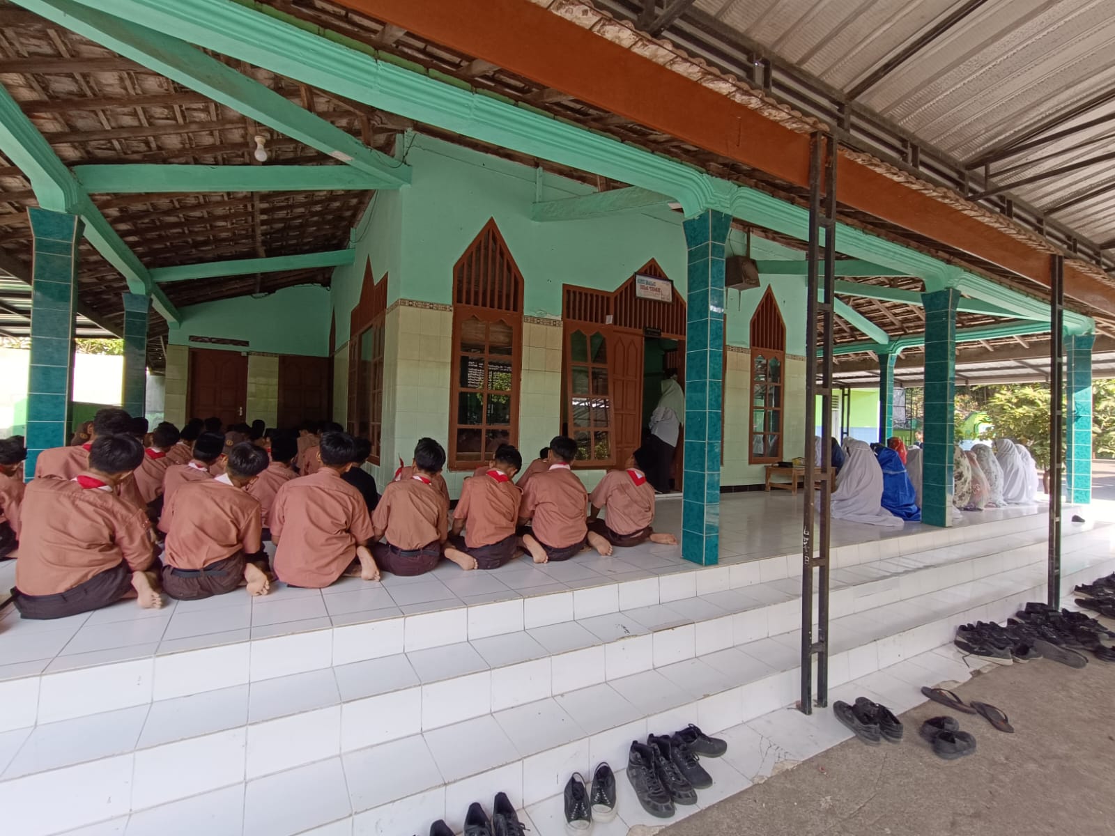 Jumat Rohani di SMPN 1 Ringinrejo: Memperkuat Iman dan Karakter Siswa