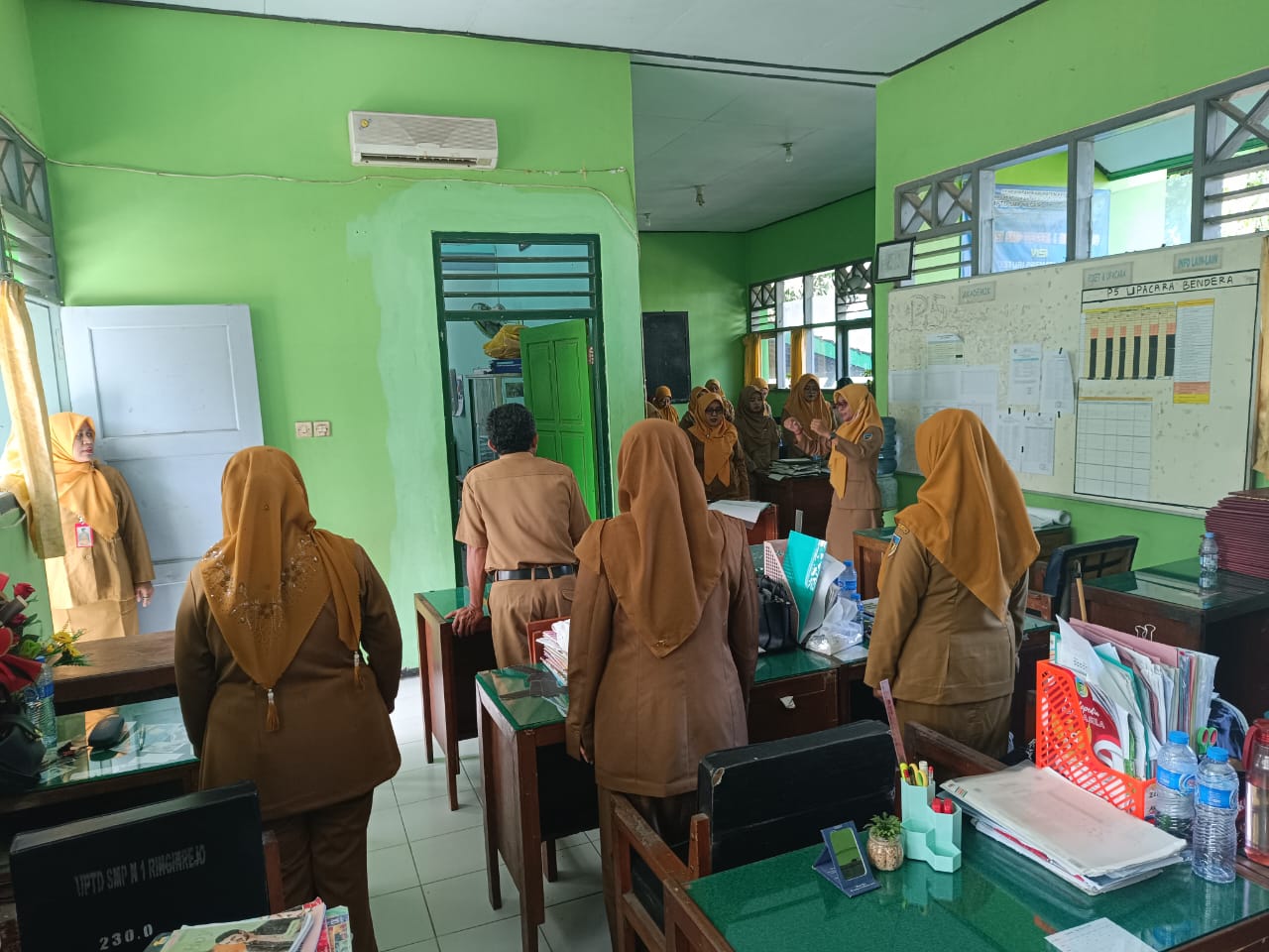 PEMBINAAN KEPALA SEKOLAH SMPN 1 RINGINREJO: MEMPERKUAT KOMITMEN DAN DEDIKASI PENDIDIKAN