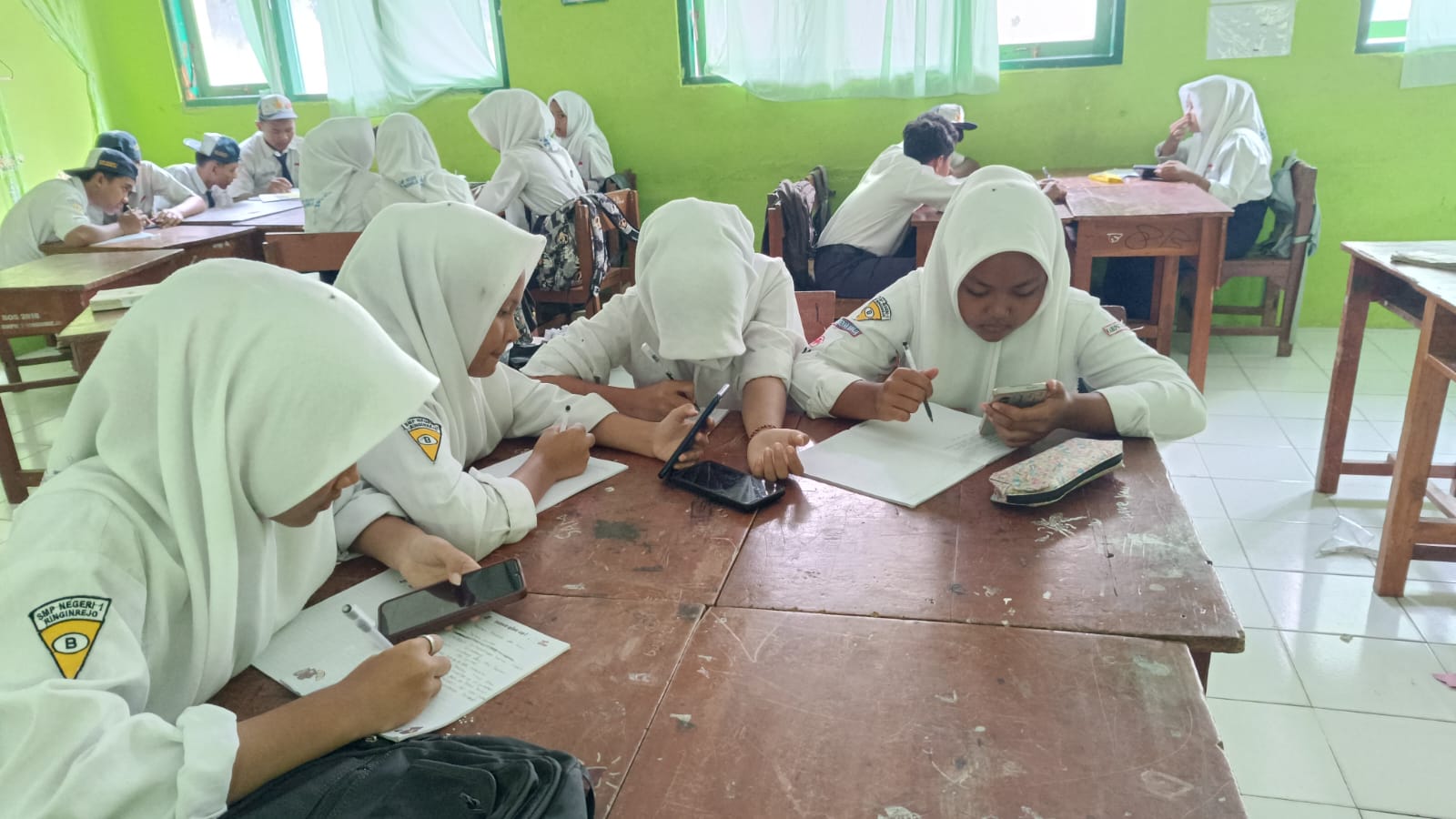 SMPN 1 Ringinrejo Gelar Karya P5 Kewirausahaan: Kreasi Kue Lebaran