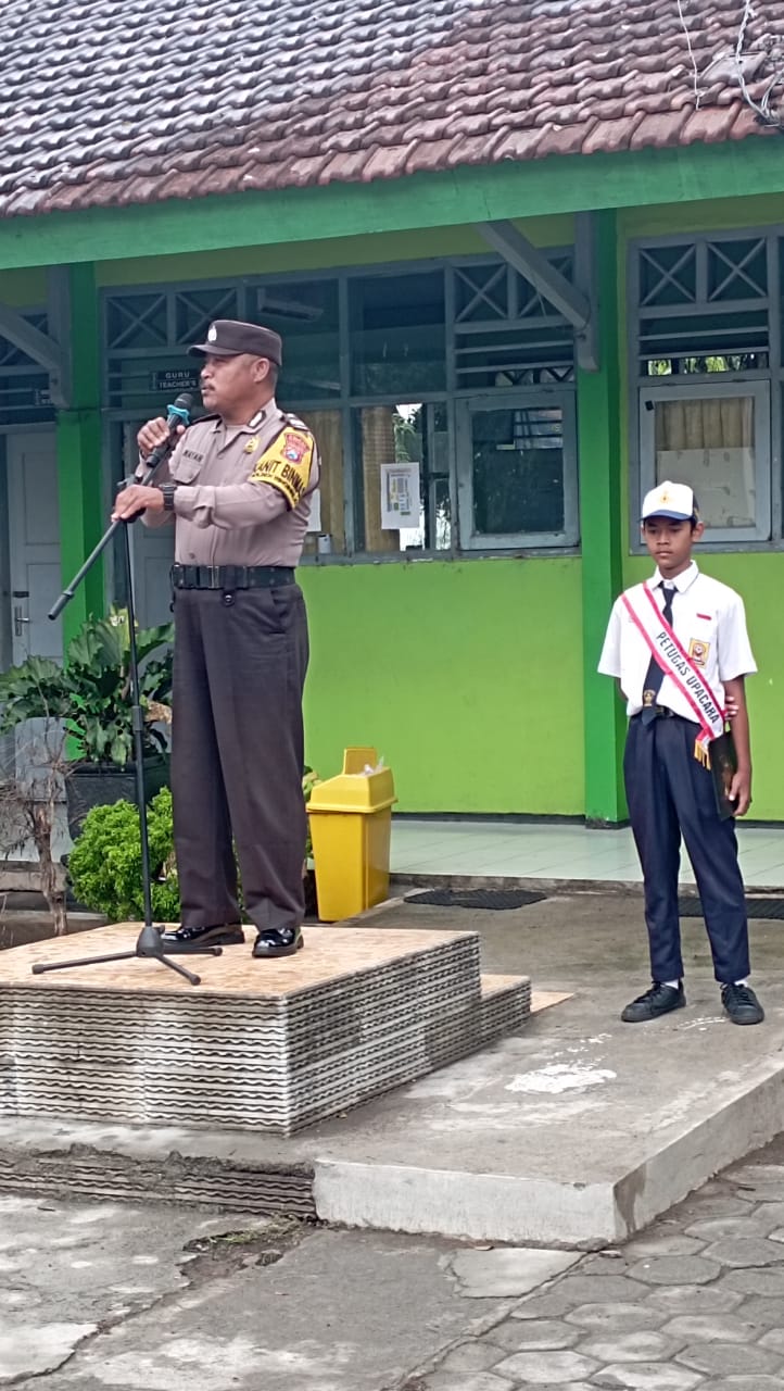 Polsek Ringinrejo Beri Edukasi tentang Kenakalan Remaja saat Upacara Hari Senin di SMPN 1 Ringinrejo