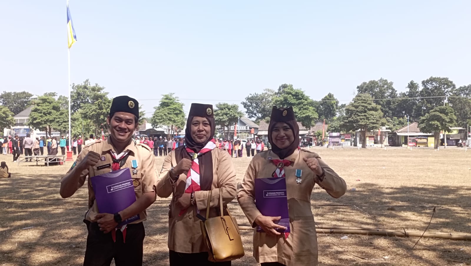 SMPN 1 Ringinrejo Mengikuti Upacara Hari Pramuka di Lapangan Desa Karangrejo