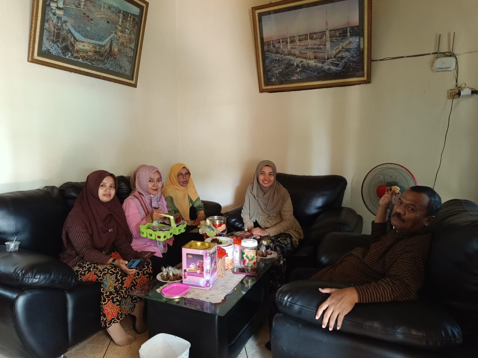 Silaturrahmi Hari Raya: Kebersamaan Bapak Ibu Guru SMPN 1 Ringinrejo dengan Tetangga Sekolah