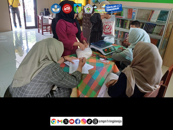 Siswa SMPN 1 Ringinrejo Berzakat, Wujudkan Kebahagiaan untuk Sesama