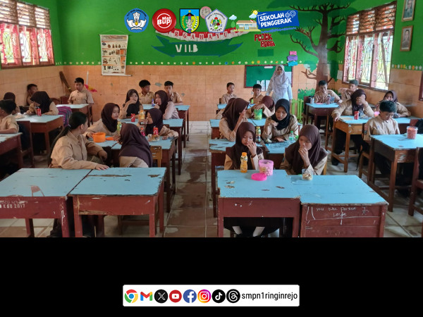 Saling Berkunjung Antar Kelas, Semarak Lebaran Terasa di SMPN 1 Ringinrejo