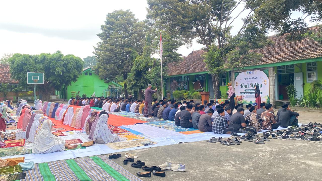 Keluarga Besar SMP Negeri 1 Ringinrejo Melaksanakan Sholat Idul Adha 1447 H dengan Penuh Khidmat